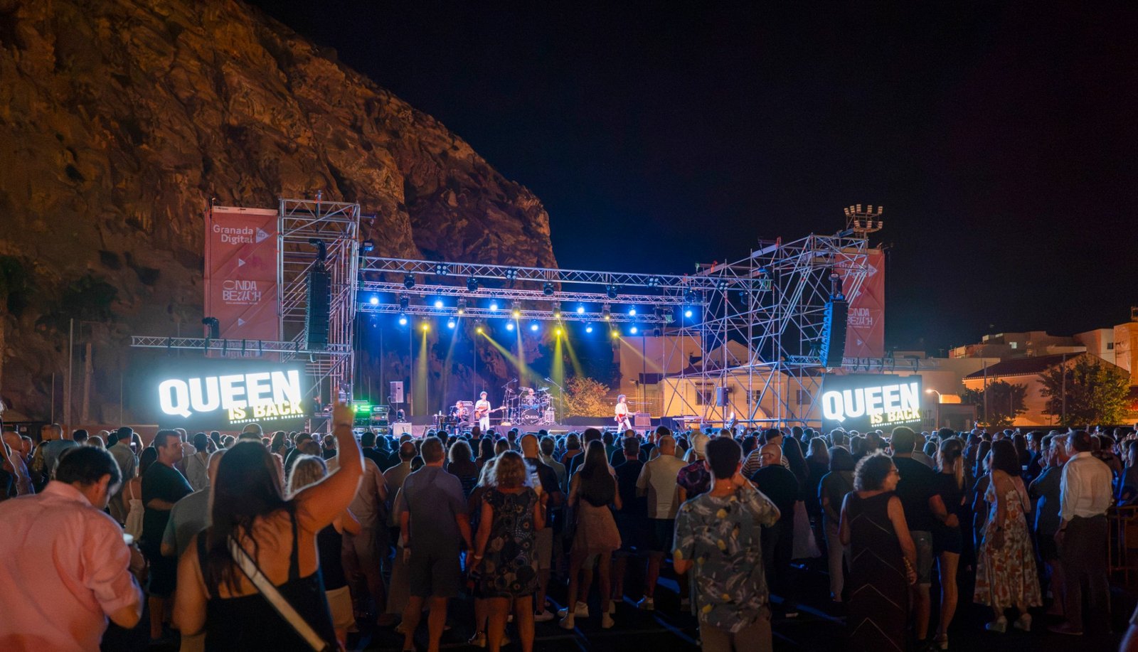 Público frente al escenario de Onda Beach Festival, de noche, junto a la roca de Calahonda